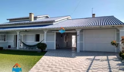 Belíssima casa de alto padrão no centro de Cidreira