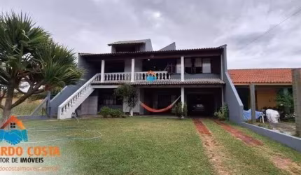 Casa de 3 pavimentos com excelente localização em Nazaré