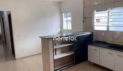 EXCELENTE CASA -Na Rua Nicolas Adam, 2 dormis, vaga de garagem pra 1 carro com corredor lateral, sala, conzinha, otima  localização , mercados e trans