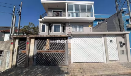 Sobrado semi isolado contendo 3 suítes, a suíte master com hidromassagem, closet e varanda, Enorme garagem com vaga para 7 carros, com quarto de empre