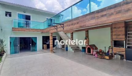 Sobrado de Alto Padrão na Vila Nivi  180 m²  4 Dormitórios sendo 1 suíte com closet e sacada e 1 dormitório no térreo Sala de estar / Sala de Jantar L