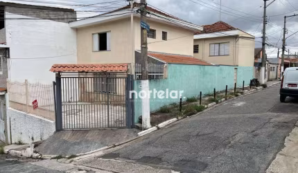 Oportunidade Única! Duas Casas no Mesmo Terreno com Documentação OK!  Ideal para morar e investir! Este imóvel diferenciado oferece dois sobrados inde