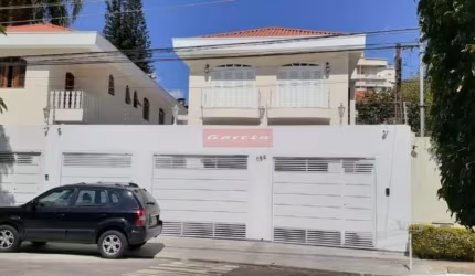 Lindíssima casa na Rua Darwin, 380 metros de terreno, 7 banheiros, 2 salas grandes, 6 vagas.