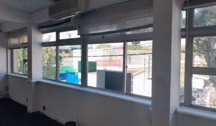 Excelente Galpão na Vila Cruzeiro, 3 andares, 3 salas, 9 banheiros.
