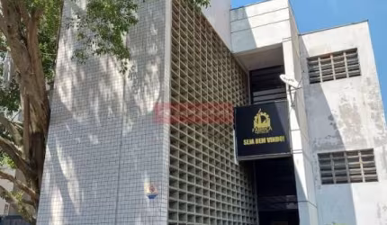 Prédio comercial em rua tranquila