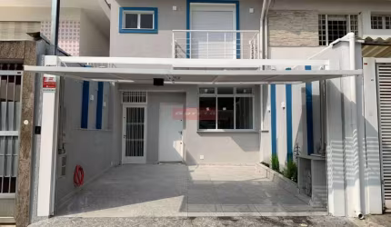 Lindo sobrado p/venda sendo 3 suites,  4 Wcs, 2 vagas, cozinha, aquecimento central. Oportunidade