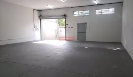 Galpão na Vila Cruzeiro com 2 salões, 1 em baixo com 130m², outro em cima com 130m, 4 salas², copa