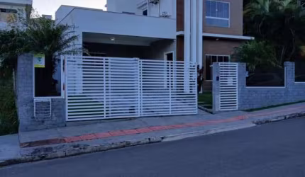 Casa Alto Padrão para Venda em Palhoça, Pedra Branca, 4 dormitórios, 1 suíte, 3 banheiros, 2 vagas