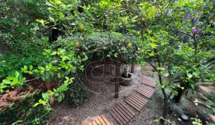 Casa Contemporânea com 4 suítes, Piscina, Quintal e Jardim