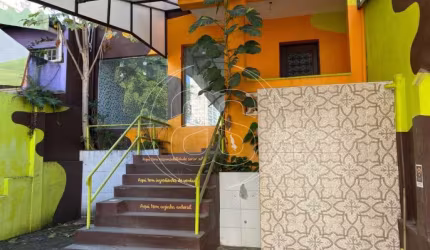 Casa comercial com 246m²