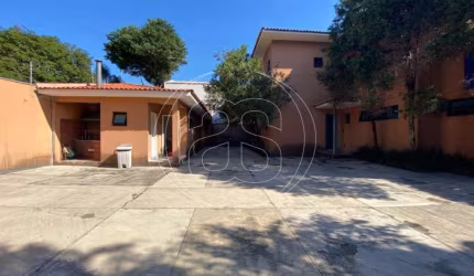 Sobrado comercial á venda com 7 vagas de garagem e 4 banheiros