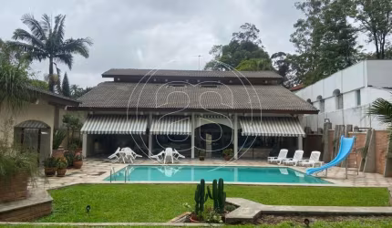 CASA RESIDENCIAL DE 632m²  COM 5 DORM E 4 VAGAS EM SANTO AMARO