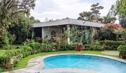 Casa térrea 4 dormitórios e muito jardim no Jardim dos Estados