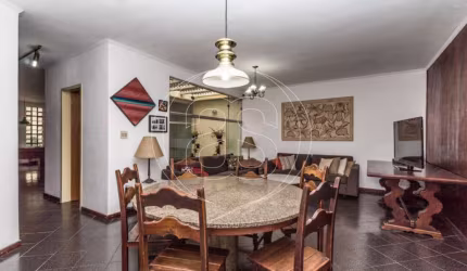 CASA LOCALIZADA EM MOEMA - JARDIM NOVO MUNDO