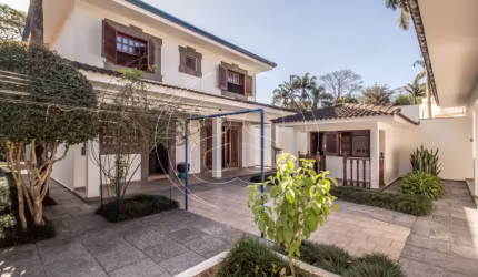 Linda casa para Venda na Região da Granja Julieta, 4 dormitórios sendo 4 suites.