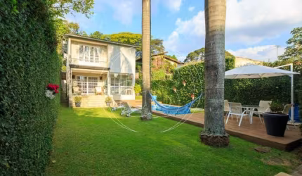 CASA COM PISCINA E JARDIM NO MIOLO DO ALTO DA BOA VISTA