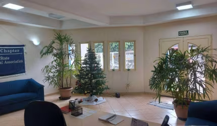 Imóvel comercial, contendo recepção mais 11 salas, sendo 4 no piso térreo com 2 banheiros, lavabo e copa e 7 no piso superior mais 2 banheiros.