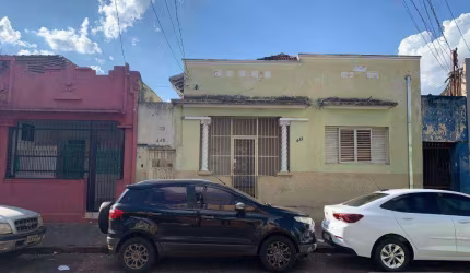 Casa antiga, em corredor comercial, Rua Paraíba, entre as Ruas Capitão Salomão e Padre Euclides, ideal para atividade comercial.