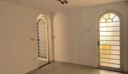 Casa térrea comercial na Av. Plínio de Castro Prado. Excelente ponto. 3 salas, 3 quartos, edícula, quintal, 3 vagas.