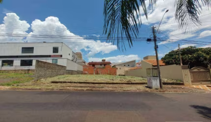 Excelente terreno em área residencial ou comercial  com 600m², plano, distante duas quadras da Avenida João Fiúsa.