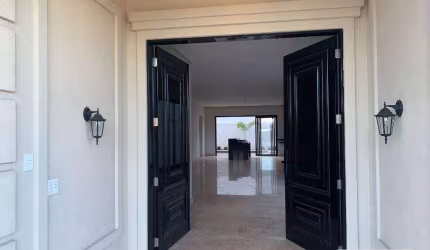 Fantástico Sobrado Alto Padrão – 550 m² | Piscina | 4 amplas suítes, sendo a master com 2 banheiros e 2 closets, Salas integradas para até 4 ambientes