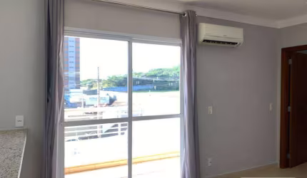 Apto. tipo flat, Jd. Botânico, 1 suíte, sala com sacada, garagem. Piscina semiolímpica, academia, quadra de tênis, salão de festas e varanda gourmet.