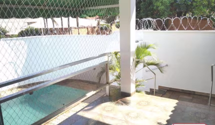 Imóvel super conservado - Imóvel comercial, contendo 4 dormitórios, sendo 2 suítes, 2 salas, 2 banheiros sociais,, cozinha planejada, despensa, varand