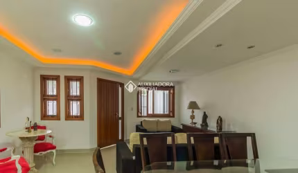 Casa com 3 quartos à venda na Rua Giobatta Giuseppe Petracco, 200, Vila Nova, Porto Alegre, 221 m2 por R$ 690.000