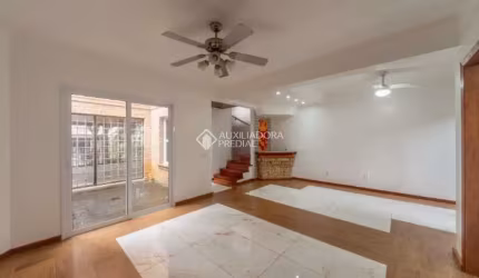 Casa com 3 quartos à venda na Travessa Nossa Senhora de Lourdes, 257, Tristeza, Porto Alegre, 234 m2 por R$ 1.100.000