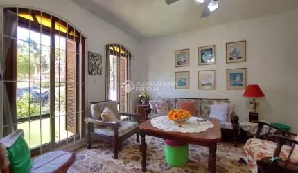 Casa com 4 quartos à venda na Avenida Teixeira Mendes, 298, Chácara das Pedras, Porto Alegre, 172 m2 por R$ 790.000