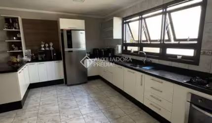 Casa com 3 quartos à venda na Rua Elvira Cruz Netto, 131, De Lazzer, Caxias do Sul, 223 m2 por R$ 980.000