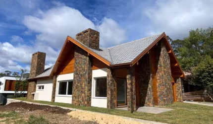 Casa com 3 quartos à venda na ESTREMOSA, 74, Carniel, Gramado, 221 m2 por R$ 2.800.000