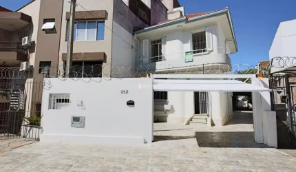 Casa com 2 quartos à venda na Rua João Guimarães, 252, Santa Cecília, Porto Alegre, 213 m2 por R$ 850.000