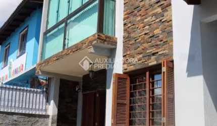 Casa com 3 quartos à venda na Rua Dona Firmina, 143, Vila São José, Porto Alegre, 165 m2 por R$ 680.000