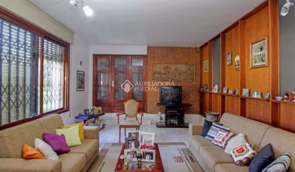 Casa com 3 quartos à venda na Rua Professor Pedro Santa Helena, 556, Jardim do Salso, Porto Alegre, 202 m2 por R$ 800.000