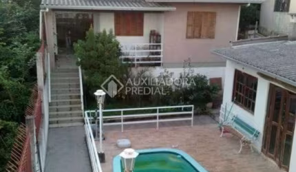 Casa com 3 quartos à venda na Rua Ângelo Passuelo, 330, Vila Nova, Porto Alegre, 570 m2 por R$ 650.000