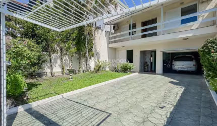 Casa com 2 quartos à venda na Avenida Grécia, 539, Passo da Areia, Porto Alegre, 150 m2 por R$ 579.000