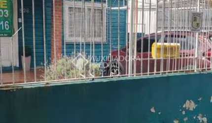 Casa com 3 quartos à venda na Rua Doze de Outubro, 526, Partenon, Porto Alegre, 387 m2 por R$ 420.000