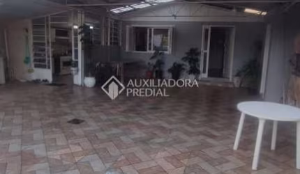 Casa com 2 quartos à venda na Rua Vicente Marsiglia Filho, 166, Jardim Leopoldina, Porto Alegre, 140 m2 por R$ 480.000
