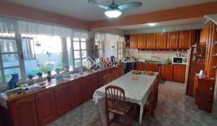 Casa com 3 quartos à venda na Avenida Orleaes, 744, Guarujá, Porto Alegre, 318 m2 por R$ 600.000