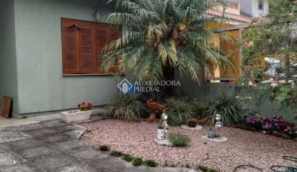 Casa com 3 quartos à venda na Rua Heitor Kramer, 321, Guarujá, Porto Alegre, 114 m2 por R$ 599.000