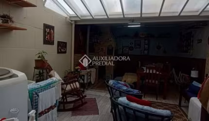 Casa com 3 quartos à venda na Rua Irmão Jaime Biazus, 83, Guarujá, Porto Alegre, 200 m2 por R$ 435.000