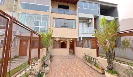 Casa com 2 quartos à venda na Rua Irmão Jaime Biazus, 211, Guarujá, Porto Alegre, 116 m2 por R$ 460.000
