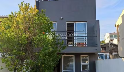 Casa com 3 quartos à venda na Rua Antônio Josephino Perrone, 79, Espírito Santo, Porto Alegre, 142 m2 por R$ 550.000
