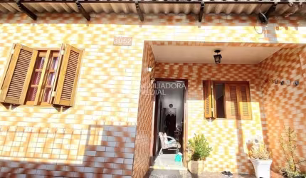 Casa com 2 quartos à venda na Acesso A, 3052, Restinga, Porto Alegre, 60 m2 por R$ 220.000