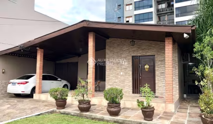 Casa com 3 quartos à venda na Rua Ilmo Alfredo Pletsch, 125, Jardim Mauá, Novo Hamburgo, 182 m2 por R$ 780.000
