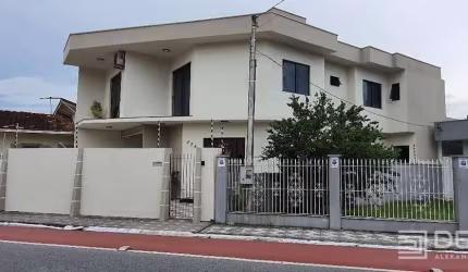 Casa - 1 Suíte + 4 Qt - 3 Vagas de Garagem - Centro - Itajaí/SC