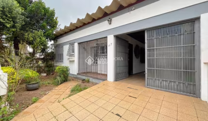 Casa com 3 quartos à venda na Rua Honorato Toniolo, 47, Vila Operária, Porto Alegre, 200 m2 por R$ 560.000