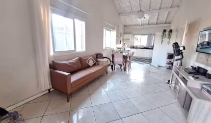 Casa com 2 quartos à venda na Rua Monteiro Lobato, 1199, Parque da Matriz, Cachoeirinha, 66 m2 por R$ 330.000