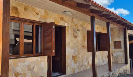 Casa com 3 quartos à venda na Rua Oswaldo Goidanich, 66, Vila Nova, Porto Alegre, 262 m2 por R$ 450.000